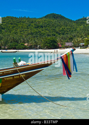 Bunte Bändern am vorderen Ende ein Longtail Boot am Strand von Thong Nai Pan Yai, Koh Phangan, Thailand JPH0069 Stockfoto
