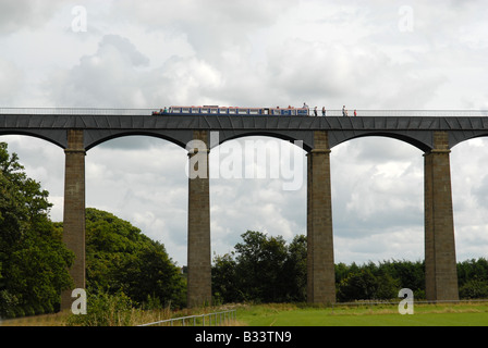 Narrowboat überqueren den Fluss Dee über das Pontcysyllte-Aquädukt gebaut von Thomas Telford bei Froncysyllte in der Nähe von Wrexham Stockfoto