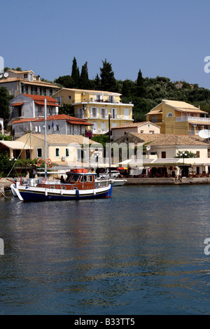 KASSIOPI HAFEN AN DER NORDKÜSTE DER GRIECHISCHEN INSEL KORFU. Stockfoto