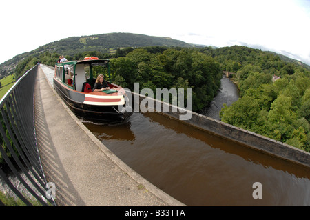 Narrowboat überquert den Fluss Dee über das von Thomas Telford bei Froncysyllte bei Wrexham gebaute Aquädukt Stockfoto