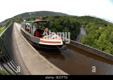 Narrowboat überqueren den Fluss Dee über das Pontcysyllte-Aquädukt gebaut von Thomas Telford bei Froncysyllte in der Nähe von Wrexham Stockfoto