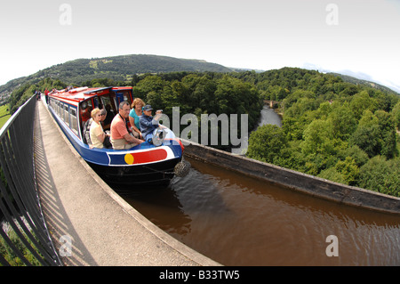 Narrowboat überquert den Fluss Dee über das von Thomas Telford bei Froncysyllte bei Wrexham gebaute Aquädukt Stockfoto