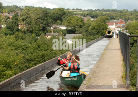 Überqueren den Fluss Dee über das Pontcysyllte-Aquädukt gebaut von Thomas Telford bei Froncysyllte in der Nähe von Wrexham Kanute Stockfoto