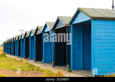 eine Reihe von hölzernen Strand Hütten in Southsea, Portsmouth, blau lackiert. Stockfoto