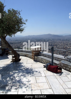 junger Mann schlafen, Lykavittos Hill Athen Griechenland Stockfoto