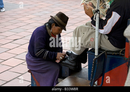 Frau Schuhputzservice arbeiten in der Straße. Filz Hut. Straßenszene in Quito, Ecuador Süd America.71686 Ecuador Stockfoto