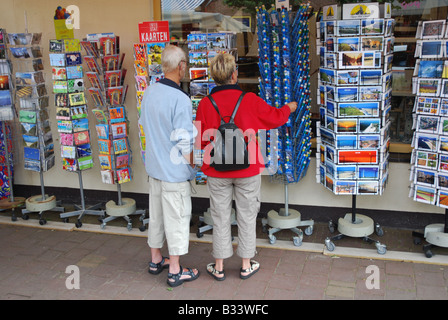 Touristen, die ein Schaufenster in den Niederlanden Postkarte auswählen Stockfoto