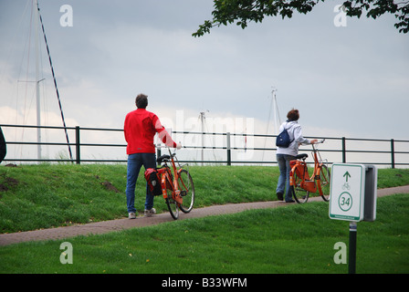 Radfahrer am Deich in Veere, Walcheren Zeeland Niederlande Stockfoto