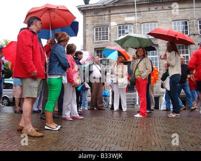 geführte Tour durch die Innenstadt von Delft im Regen, Niederlande Stockfoto