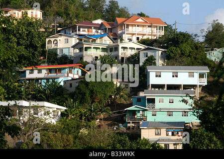 Hillside Häuser, bunte Häuser, gebaut auf einem Hügel in St. Lucia, Karibik. Stockfoto