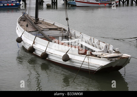 Rumpf des alten entgeisterung Boot benötigt eine Reparatur und Restaurierung in Bridlington Hafen. Stockfoto