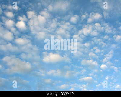 Alto Cumulus Wolkenbildung in blauen Sommerhimmel. Stockfoto