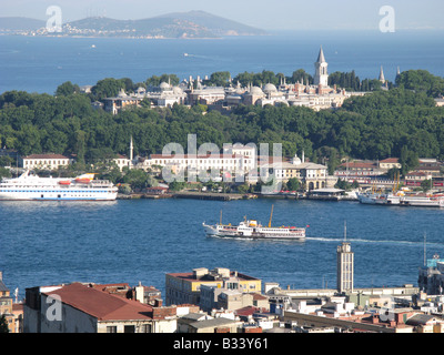 ISTANBUL. Blick über Beyoglu und das Goldene Horn, den Topkapi-Palast und darüber hinaus auf das Marmarameer und die Prinzeninseln. Stockfoto