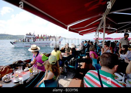 ISTANBUL. Ein Café an der Uferpromenade am Ortakoy am europäischen Ufer des Bosporus. 2008. Stockfoto