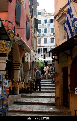 EIN BACKSTREET IN KORFU-STADT. GRIECHISCHE INSEL KORFU IONISCHE. Stockfoto