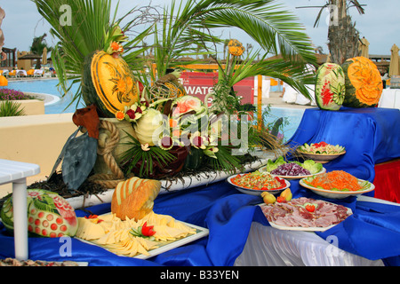 Einrichtung der tropischen Speisen und Obst am Pool. Stockfoto