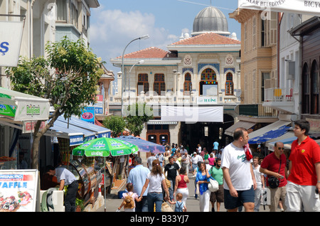 ISTANBUL, TÜRKEI. Das Stadtzentrum und Fährhafen auf Buyukada, eines der Prinzeninseln im Marmarameer. 2008. Stockfoto