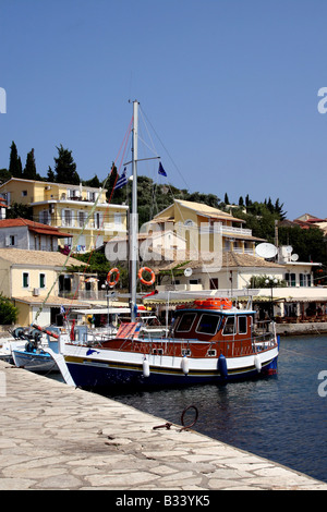 KASSIOPI HAFEN AN DER NORDKÜSTE DER GRIECHISCHEN INSEL KORFU. Stockfoto