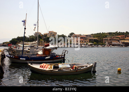 KASSIOPI HAFEN AN DER NORDKÜSTE DER GRIECHISCHEN INSEL KORFU. Stockfoto