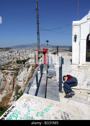 junger Mann schlafen, Lykavittos Hill Athen Griechenland Stockfoto