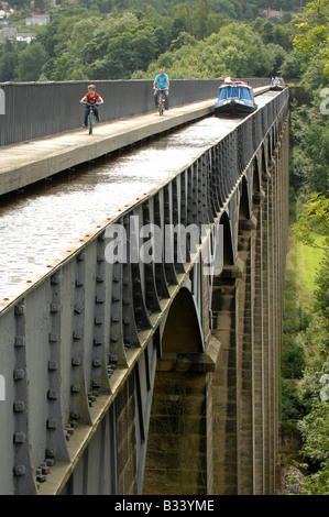 Narrowboat überqueren den Fluss Dee über das Pontcysyllte-Aquädukt gebaut von Thomas Telford bei Froncysyllte in der Nähe von Wrexham Stockfoto