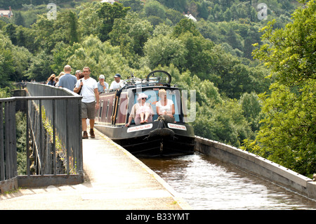 Narrowboat überqueren den Fluss Dee über das Pontcysyllte-Aquädukt gebaut von Thomas Telford bei Froncysyllte in der Nähe von Wrexham Stockfoto