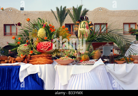 Einrichtung der tropischen Speisen und Obst am Pool. Stockfoto