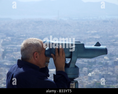 Mann auf Lykavittos Hill Athen Griechenland Stockfoto