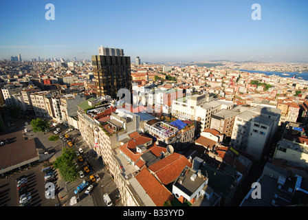 ISTANBUL, TÜRKEI. Eine Vogelperspektive über das Pera Bezirk Beyoglu mit den Bosporus in der Ferne. 2008. Stockfoto