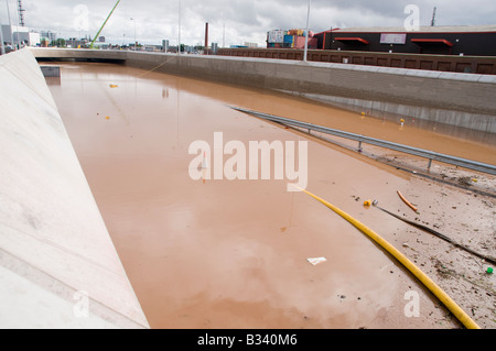 Broadway Kreisverkehr Westlink, Belfast unter 5m Hochwasser.  Unterführung war nur 4 Wochen früher geöffnet. Stockfoto