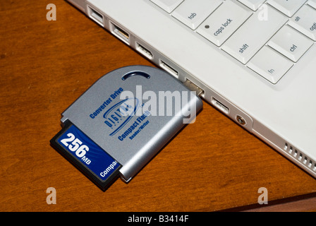 Compact Flash-Speicherkarte in den Kartenleser an den Computer angeschlossene Stockfoto
