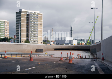 Broadway Kreisverkehr Westlink, Belfast unter 5m Hochwasser.  Unterführung war nur 4 Wochen früher geöffnet. Stockfoto