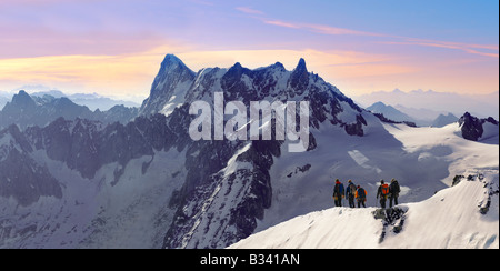 Kletterer verlassen Alguille du Midi für das Mont Blanc Massiv, Chamonix Mont Blanc, Frankreich Stockfoto