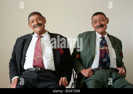 der 73 Jahre alte Zwillinge Joao und Fernando Nathis, Lagos, Algarve, Portugal Stockfoto