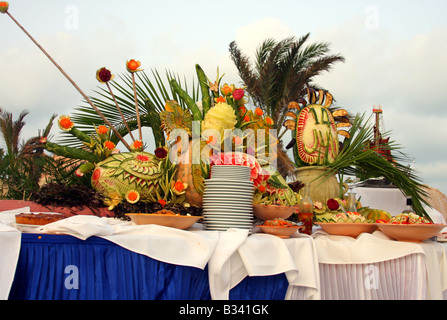 Einrichtung der tropischen Speisen und Obst am Pool. Stockfoto