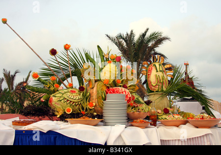 Einrichtung der tropischen Speisen und Obst am Pool. Stockfoto