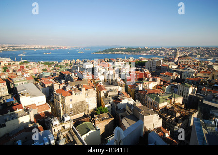ISTANBUL. Ein Blick über die Dächer von Beyoglu in Richtung Galata und darüber hinaus das Golden Horn Sultanahmet und das Marmarameer. 2008 Stockfoto