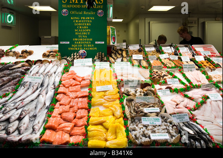 Fischhändler Stall in der Edwardian Kirkgate Market, Leeds, West Yorkshire, England Stockfoto