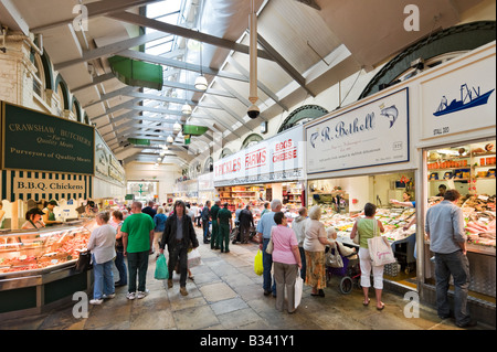 Imbissbuden in der Edwardian Kirkgate Market, Leeds, West Yorkshire, England mit einer CCTV-Camer im Vordergrund Stockfoto