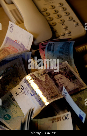 Währung Papier Pfund und Euro vor Telefon Stockfoto
