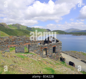 Das verlassene Kupfermine Gebäude neben Llyn llydaw Neben der Bergleute aus Pen y Pass auf den Gipfel des Mount Snowdon Stockfoto