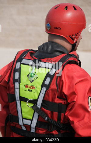 Mitglied der Feuerwehr Nordirland, Emergency Rescue Team von hinten. Stockfoto