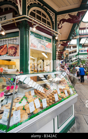 Gebäck und Kuchen Stall in der Edwardian Kirkgate Market, Leeds, West Yorkshire, England Stockfoto