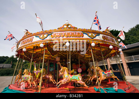 Traditionellen britischen Cheshire Knutsford Tatton Hall Dampf angetrieben merry Go Runde im Rathaushof Stallungen Stockfoto