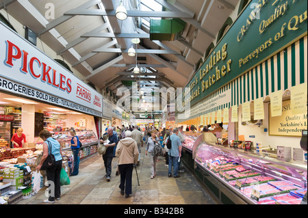 Metzger und Supermärkte Stände in der Edwardian Kirkgate Market, Leeds, West Yorkshire, England Stockfoto