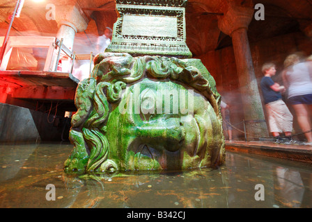 ISTANBUL. Medusenhaupt unterstützen eine Spalte in der Basilika-Zisterne (Yerebatan Sarnici) in Sultanahmet. 2008. Stockfoto