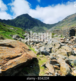 Einem felsigen Tal zwischen Llyn Glaslyn und Llyn Llydaw neben der Bergleute Strecke bis zum Gipfel des Mount Snowdon in Nord-Wales Stockfoto