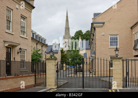 Historische Pfarrkirche St. Ives angesehen vom Eingang zu den neu gebauten Wohnungen. Stockfoto