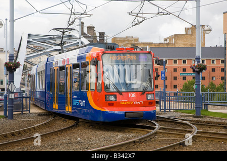 Sheffield Supertram an Park Square-Teich-s-Schmiede Stockfoto