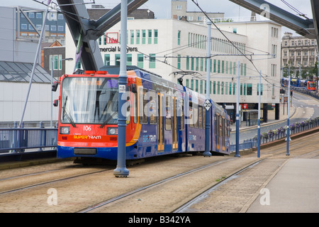 Sheffield Supertram an Park Square-Teich-s-Schmiede Stockfoto